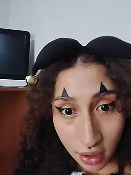 Queenjenn   online show from October 31, 2025, 7:05 am