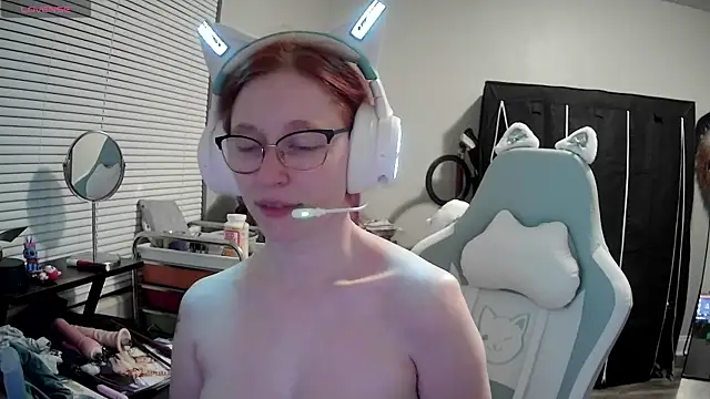 LilyFoxxx online show from February 7, 2025, 4:06 am