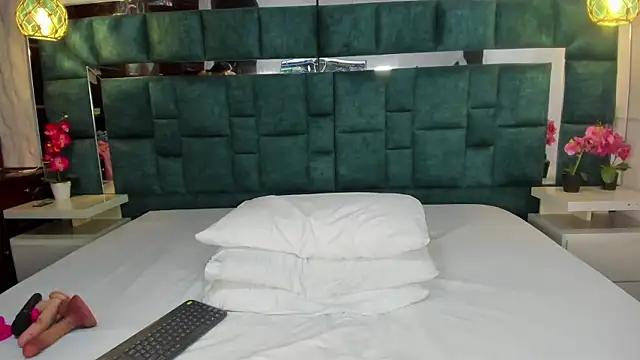 valtira nova online show from October 4, 2025, 7:15 pm