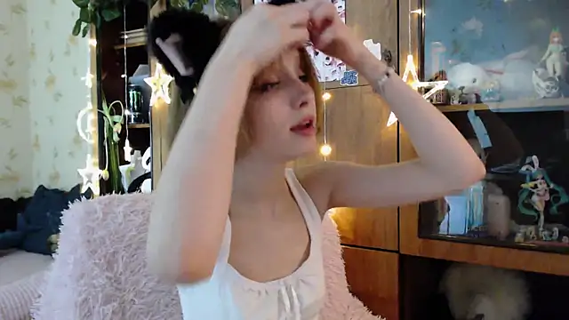 cloudgirrl online show from March 16, 2025, 3:39 pm