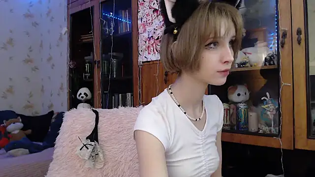 cloudgirrl online show from February 15, 2025, 10:52 pm