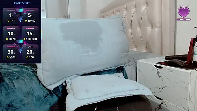 lunalovedoll  online show from December 4, 2025, 9:14 pm