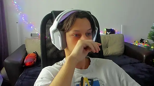 Ostin meow online show from December 1, 2025, 5:30 am