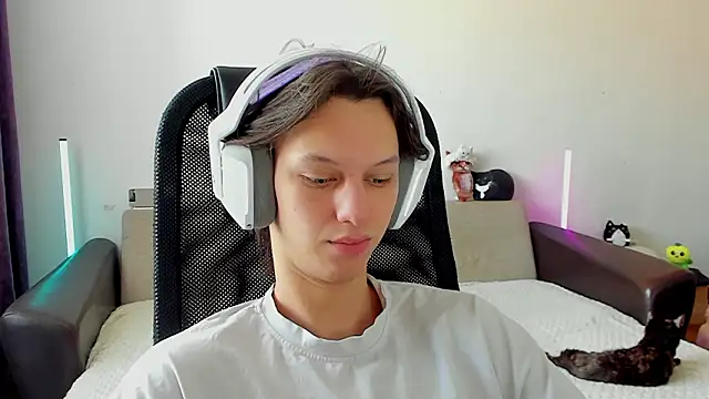 Ostin meow online show from February 16, 2026, 4:44 am