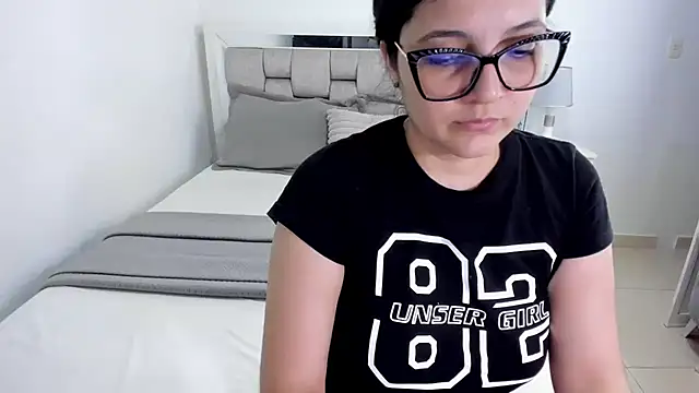 Camilaa bueno online show from August 6, 2026, 1:44 am