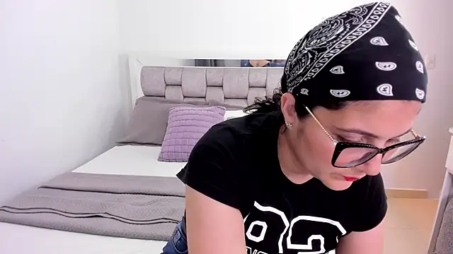 Camilaa bueno online show from April 21, 2026, 12:01 am