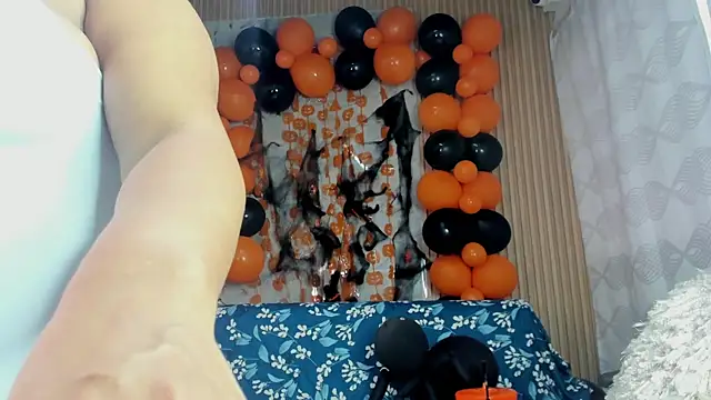 Any topless online show from October 27, 2025, 11:00 am