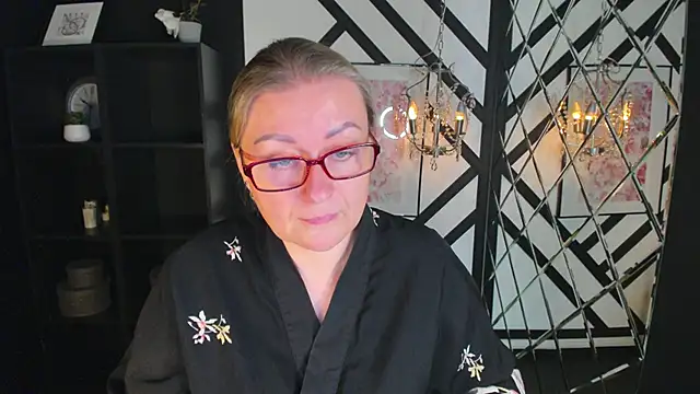 AlexandraKind online show from October 3, 2025, 1:45 pm