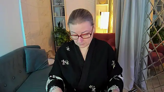 AlexandraKind online show from November 17, 2025, 8:35 pm