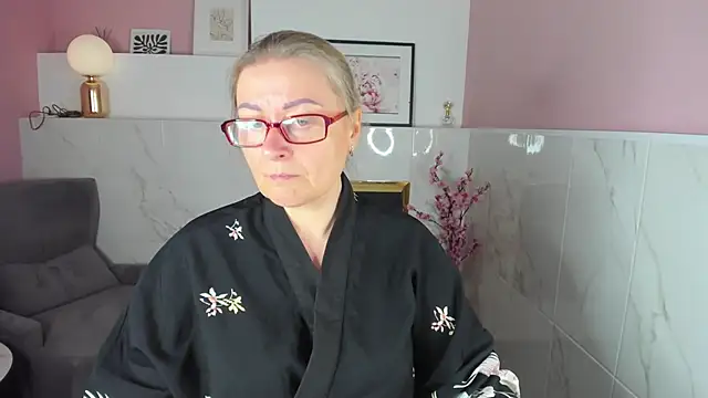 AlexandraKind online show from October 18, 2025, 1:35 pm