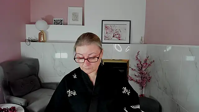 AlexandraKind online show from October 4, 2025, 1:45 pm