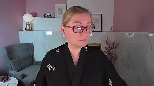 AlexandraKind online show from September 28, 2025, 1:40 pm