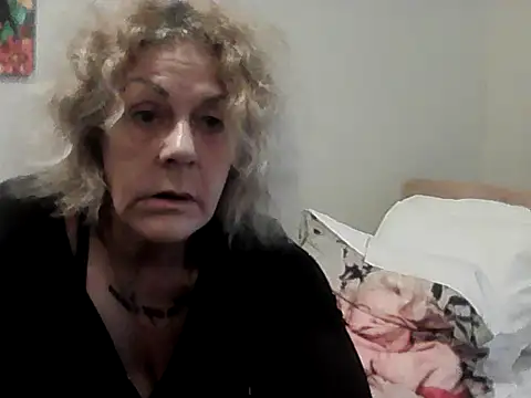 Snapshot of housewife_shantie chatting on April 4, 2026, 8:21 am housewife shantie online show from April 4, 2026, 8:21 am