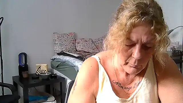 Snapshot of housewife_shantie chatting on July 11, 2026, 10:48 am housewife shantie online show from July 11, 2026, 10:48 am