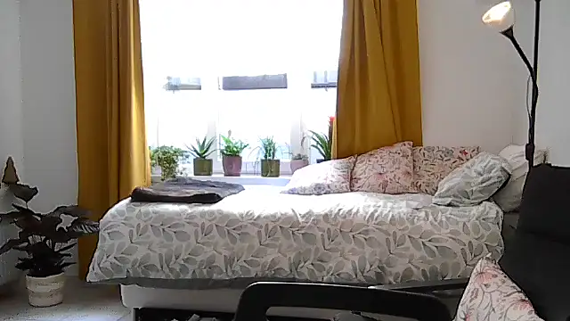 Snapshot of housewife_shantie chatting on July 20, 2026, 10:50 am housewife shantie online show from July 20, 2026, 10:50 am