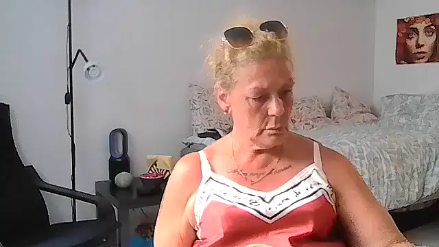 Snapshot of housewife_shantie chatting on July 17, 2026, 1:52 pm housewife shantie online show from July 17, 2026, 1:52 pm