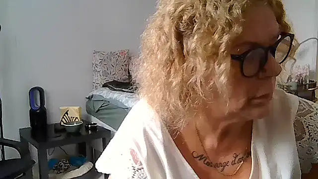 Snapshot of housewife_shantie chatting on July 10, 2026, 9:20 am housewife shantie online show from July 10, 2026, 9:20 am
