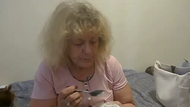 housewife shantie online show from September 27, 2025, 12:55 pm