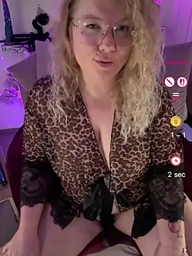 Snapshot of CurvyAnonymousGirl89 chatting on June 4, 2026, 7:40 pm CurvyAnonymousGirl89 online show from June 4, 2026, 7:40 pm