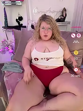 Snapshot of CurvyAnonymousGirl89 chatting on May 31, 2026, 6:52 am CurvyAnonymousGirl89 online show from May 31, 2026, 6:52 am