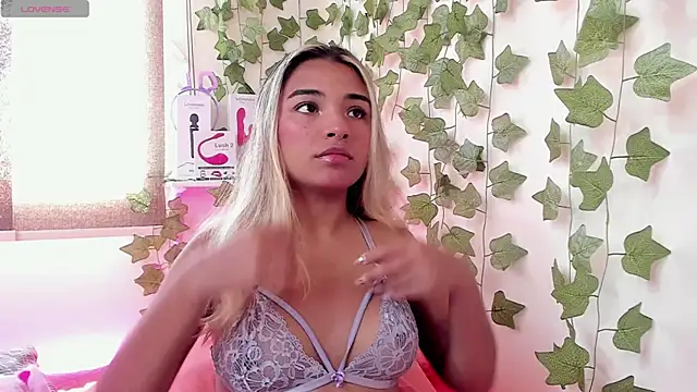 Snapshot of Annebull_ chatting on January 17, 2025, 4:57 pm Annebull online show from January 17, 2025, 4:57 pm