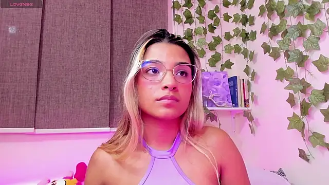 Snapshot of Annebull_ chatting on February 20, 2025, 1:36 am Annebull online show from February 20, 2025, 1:36 am