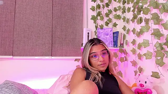 Snapshot of Annebull_ chatting on February 6, 2025, 2:33 am Annebull online show from February 6, 2025, 2:33 am