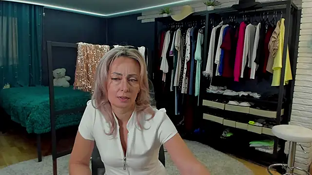 Julia Cherry  online show from January 16, 2026, 12:42 pm