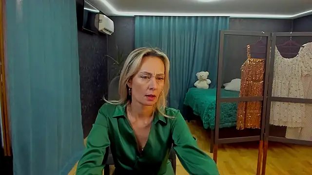 Julia Cherry  online show from October 6, 2025, 12:50 pm