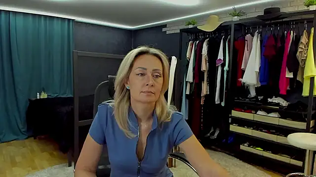 Snapshot of Julia_Cherry_ chatting on March 5, 2026, 3:52 pm Julia Cherry online show from March 5, 2026, 3:52 pm