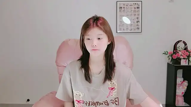 yangyang-1115 online show from May 12, 2026, 4:42 am