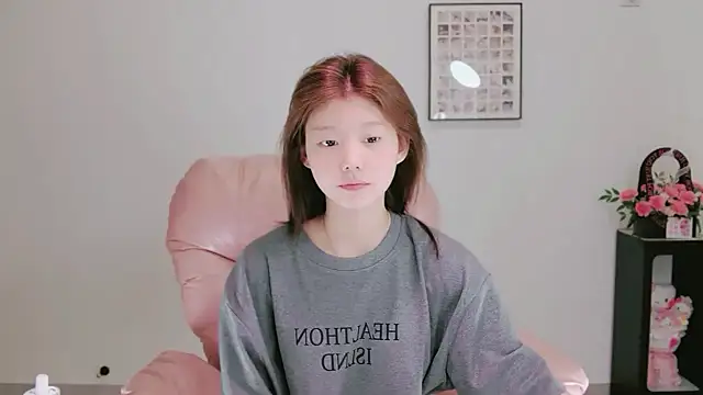 yangyang-1115 online show from May 13, 2026, 4:30 am