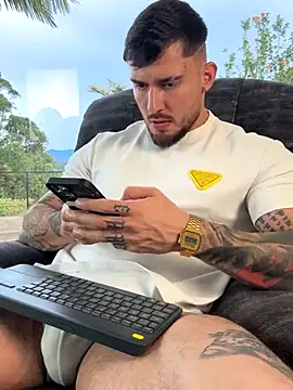 DimitriSullivan  online show from October 21, 2025, 7:35 pm