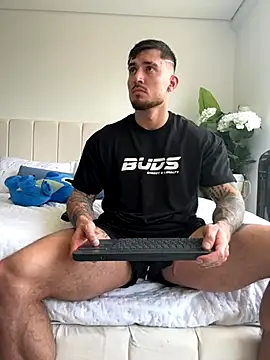 DimitriSullivan  online show from September 17, 2025, 7:05 pm