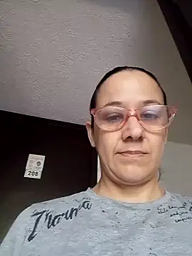 nicolle milf1978 online show from April 27, 2026, 1:31 pm