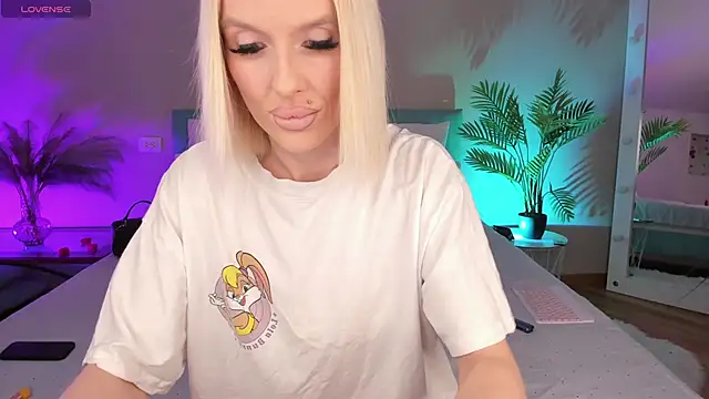Lana kitty   online show from May 3, 2026, 9:29 pm