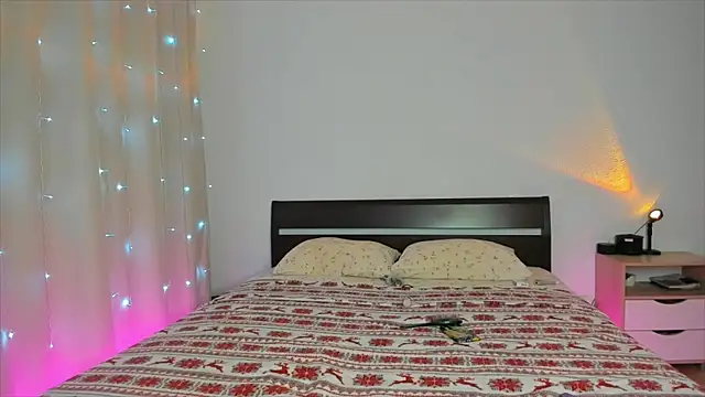 Xloe Queen online show from December 19, 2025, 1:02 pm