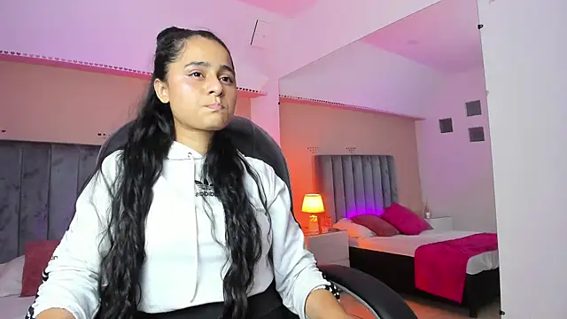 Giselle Roldan online show from June 3, 2026, 3:29 am