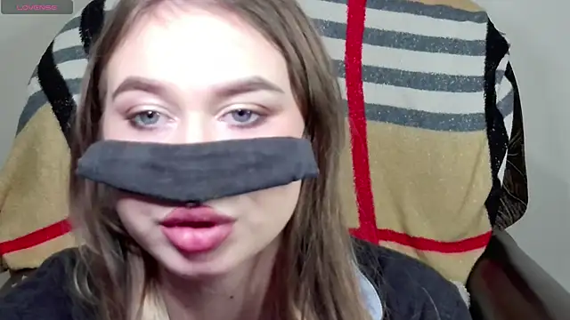 Mikki5P online show from February 7, 2025, 9:04 pm