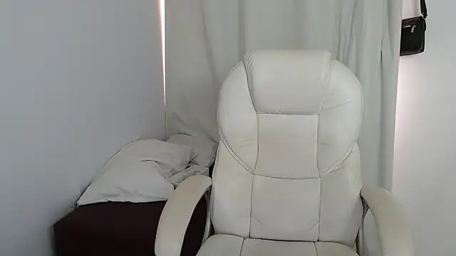 Xileny-Halliwey online show from September 14, 2025, 3:45 pm