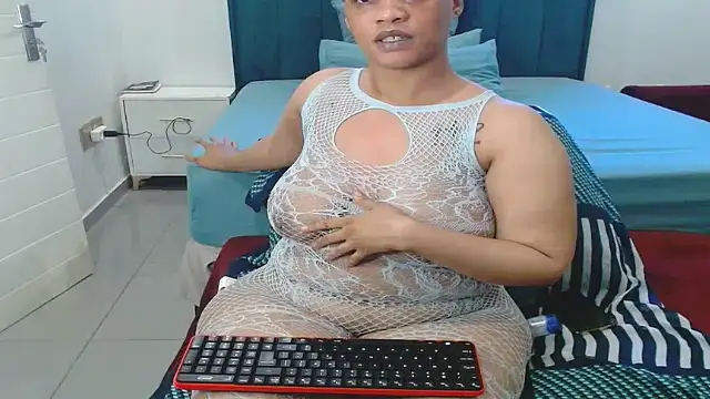 Snapshot of LolaTwerksXX chatting on July 3, 2026, 12:33 pm LolaTwerksXX online show from July 3, 2026, 12:33 pm
