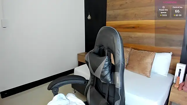 stephanya  online show from October 13, 2025, 7:26 pm