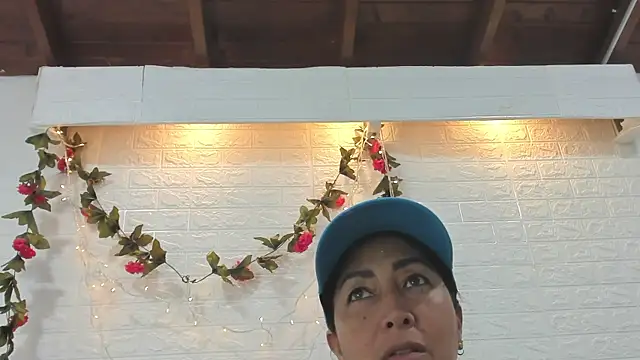 Snapshot of CHantal_33 chatting on December 18, 2024, 11:30 pm CHantal 33 online show from December 18, 2024, 11:30 pm