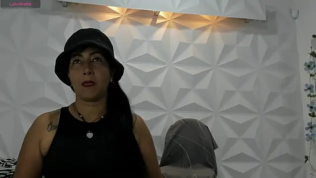 Snapshot of CHantal_33 chatting on January 21, 2025, 9:04 pm CHantal 33 online show from January 21, 2025, 9:04 pm