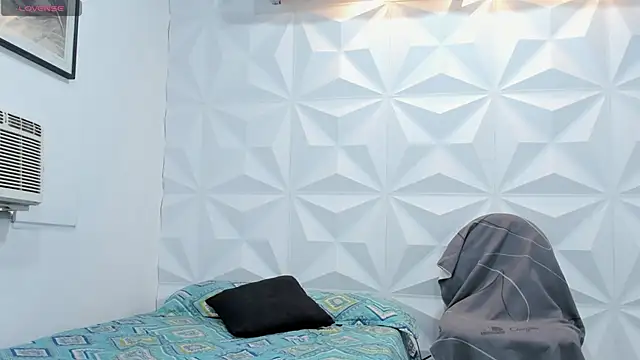 Snapshot of CHantal_33 chatting on January 4, 2025, 4:32 pm CHantal 33 online show from January 4, 2025, 4:32 pm