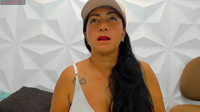 Snapshot of CHantal_33 chatting on January 2, 2025, 11:06 pm CHantal 33 online show from January 2, 2025, 11:06 pm