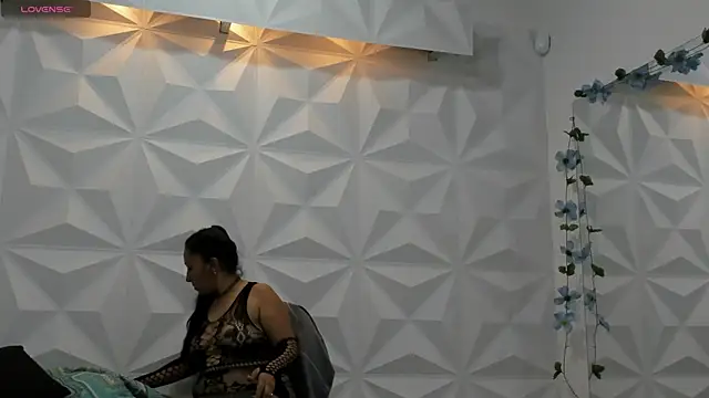 Snapshot of CHantal_33 chatting on January 5, 2025, 6:24 pm CHantal 33 online show from January 5, 2025, 6:24 pm