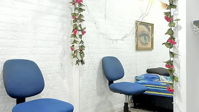 Snapshot of CHantal_33 chatting on December 11, 2024, 10:36 am CHantal 33 online show from December 11, 2024, 10:36 am