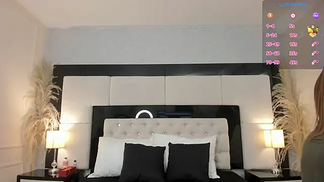 CarlaRossi  online show from October 3, 2025, 7:37 pm