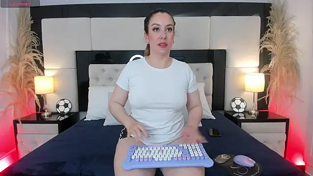 CarlaRossi  online show from May 6, 2026, 7:18 pm